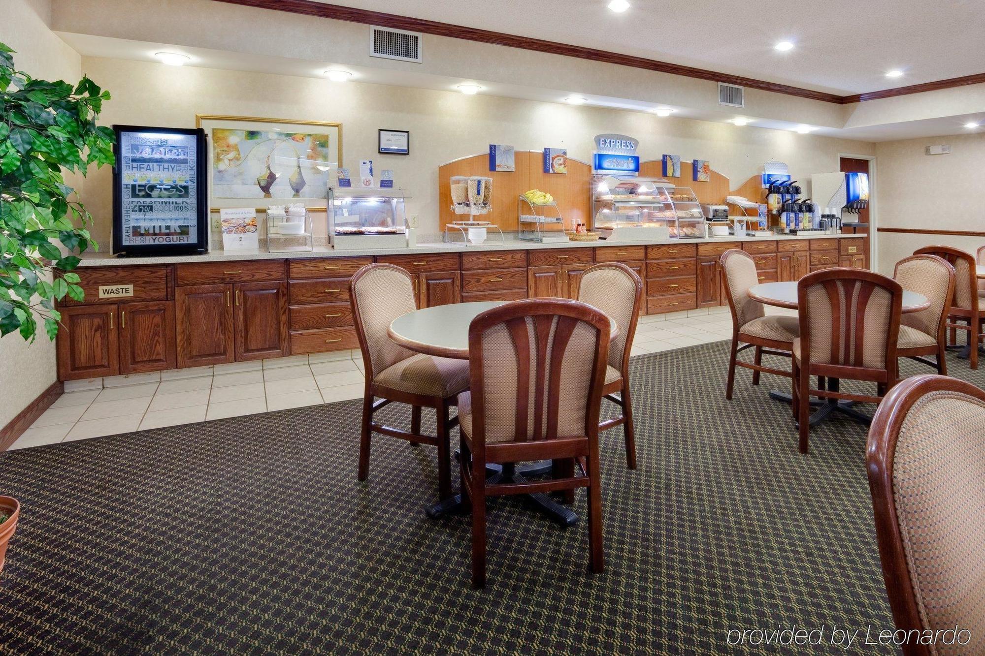 Holiday Inn Express Irondequoit By Ihg Rochester Restaurant photo