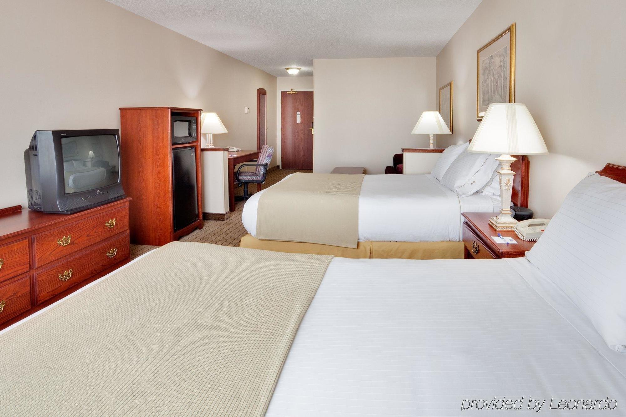 Holiday Inn Express Irondequoit By Ihg Rochester Room photo